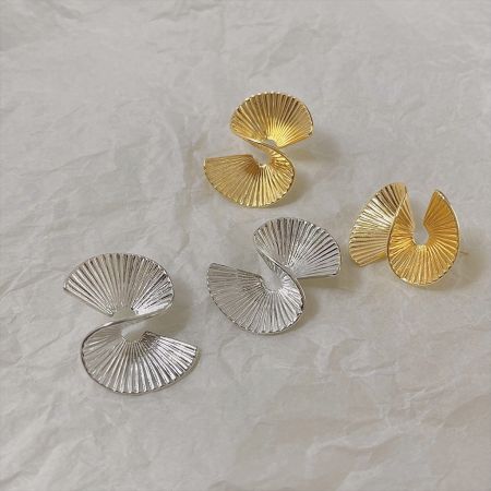 Un set di orecchini geometrici esposti sia in finitura placcata oro 14K che in argento.