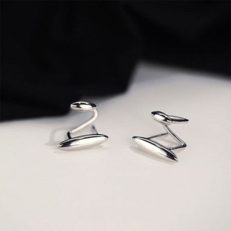 Orecchini a cerchio in argento sterling minimalisti con una forma astratta curva e slanciata.