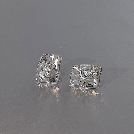 ユニークな抽象デザインの銀メッキスタッドピアスのペア。