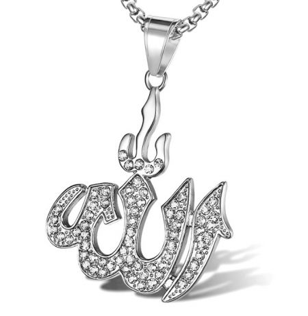 Gros plan sur le collier pendentif en argent sterling avec charme Allah et pierres précieuses.