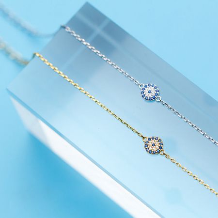 925 Zilveren Cubic Zirconia Kristallen Boze Oog Armband - Een set van 925 sterling zilveren boze oog armbanden met cubic zirconia, getoond in zowel zilveren als gouden afwerkingen op een schone witte achtergrond.
