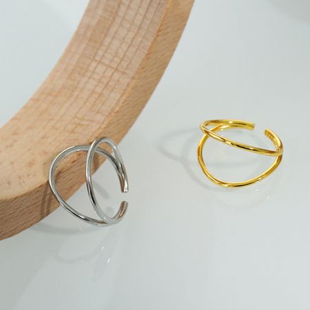 Set di 5 anelli a doppia linea minimalisti, regolabili in argento 925 - Anelli a doppia linea minimalisti in argento 925 (tonalità oro bianco) e opzioni placcate in oro 18K, mostrati affiancati.