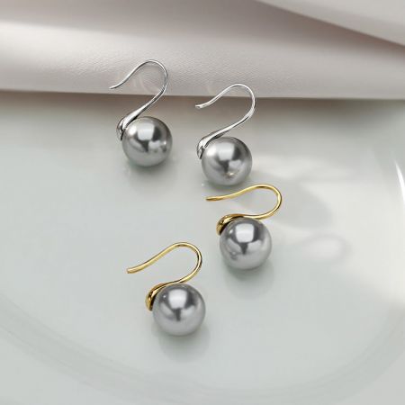 Opzioni di finitura sia in argento che in oro per gli orecchini di perle con gancio francese.
