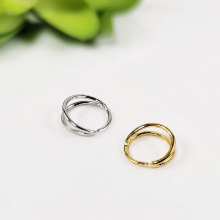 Anello nasale finto a doppio anello piccolo in argento sterling 925 (Set di 5) - Un paio di anelli nasali finti doppi in argento sterling 925, uno con finitura argentata lucida e l'altro con finitura dorata radiosa, esposti su uno sfondo bianco pulito.