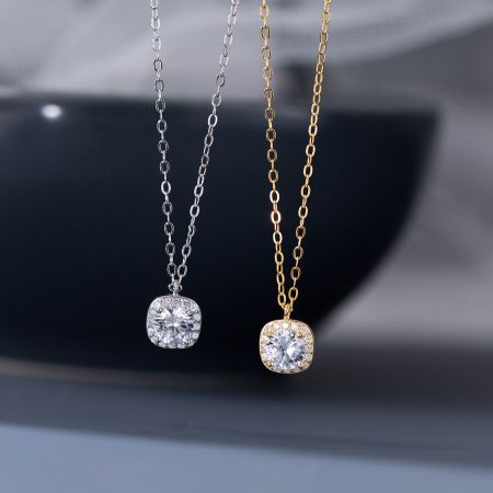 El collar colgante halo de CZ disponible en opciones de chapado en plata y oro.