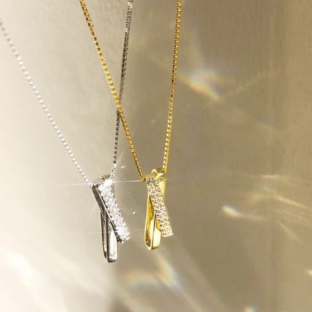 Comparación lado a lado de los collares de colgante de cruz de plata y oro.