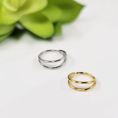Scatto del prodotto degli anelli nasali finti doppi in argento e oro, che mostrano il loro design minimalista.
