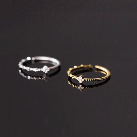 Ensemble de Bagues Ajustables Minimalistes en Argent Sterling 925 - Un ensemble de deux bagues ajustables minimalistes en argent sterling 925 et finitions plaquées or, chacune présentant un design délicat torsadé et des pierres en zircon cubique étincelantes.