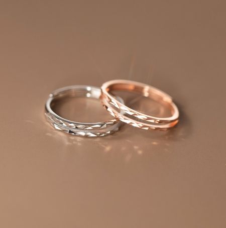 Anneau simple facetté en argent sterling 925. - Une paire d'anneaux simples facettés en argent sterling 925, l'un en argent et l'autre en or rose, mettant en valeur le design ajustable et anti-tarnish de JR Fashion Accessories.