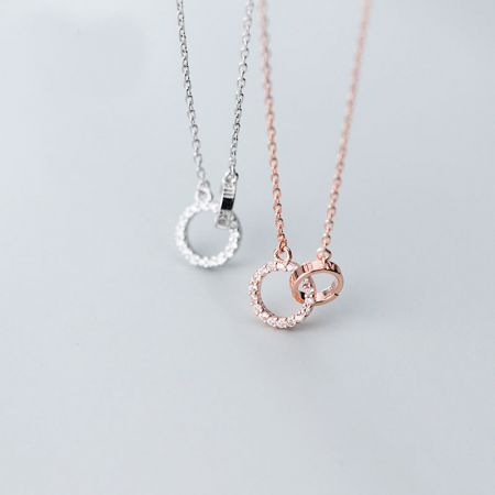 Collar choker de colgante de círculos entrelazados 925 - Un conjunto de collares de colgante de círculos entrelazados de plata esterlina 925, uno con acabado de plata pulida y el otro con acabado de oro rosa cálido, exhibidos sobre un fondo limpio.