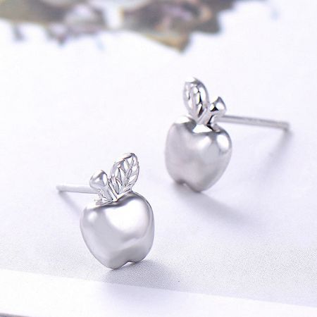 Orecchini a Bottone a Forma di Mela in Argento Sterling 925 Carini (5 Paia) - Un paio di orecchini a bottone a forma di mela in argento sterling 925 carini con dettagli delicati delle foglie, mostrati su uno sfondo bianco.