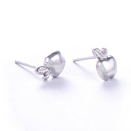 Un'altra angolazione degli orecchini a forma di mela in argento sterling, che mostra la loro lavorazione.