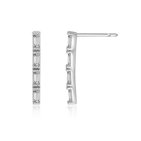Une vue rapprochée des boucles d'oreilles en argent avec diamants baguette, mettant en valeur l'agencement linéaire moderne des pierres.