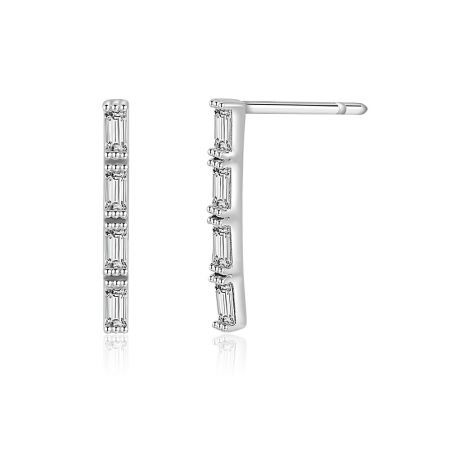 Une paire de boucles d'oreilles en argent avec des cristaux en zircon cubique scintillants, présentée sur un fond blanc.