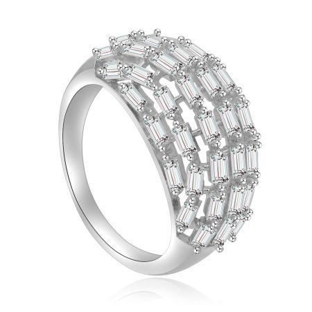 Vista laterale dettagliata dell'anello in morganite a baguette, che evidenzia l'elegante impostazione delle pietre in zirconia cubica.