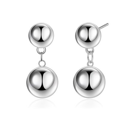 Détail en gros plan des boucles d'oreilles en sphère de rhodium brillant, montrant la connexion entre les deux sphères polies.