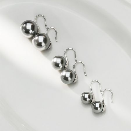 Tre paia di orecchini di perle in argento sterling 925 con ganci francesi in argento.