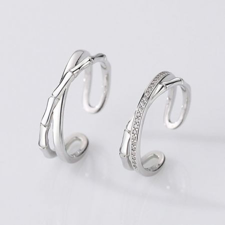 Ensemble de bagues ouvertes pour couples avec design de croix en bambou en argent sterling 925 - Une paire de bagues pour couples en argent sterling 925 avec un design unique de croix en bambou, l'une simple et l'autre avec des embellissements en pierre.