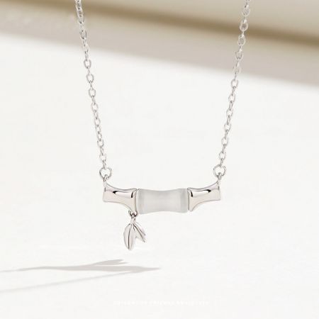 Collares de colgante de diseño de bambú con piedra de ópalo blanco de plata esterlina 925. - Un primer plano de un collar de plata esterlina 925 del conjunto, que presenta un elegante colgante inspirado en el bambú con una piedra de ópalo blanco.