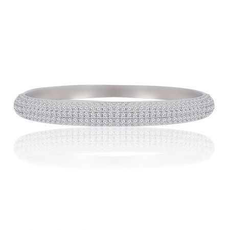 Bracelet Brillance Brillante - Le bracelet Brilliant Shine, un bracelet en laiton plaqué rhodium orné de nombreuses pierres en zircon cubique serties pavé, présenté sur un fond blanc.