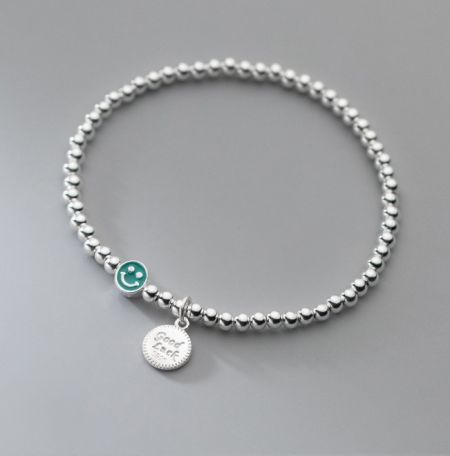 Scatto dettagliato di un singolo braccialetto in argento sterling 925 con vari ciondoli colorati.