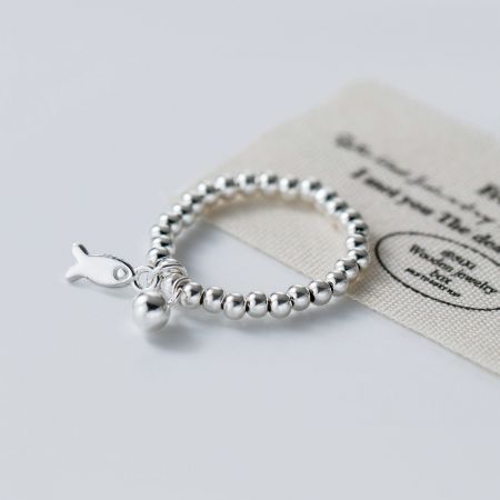 Vista dettagliata dell'anello con charm a forma di pesce in argento sterling 925 con un accento di palla CZ.
