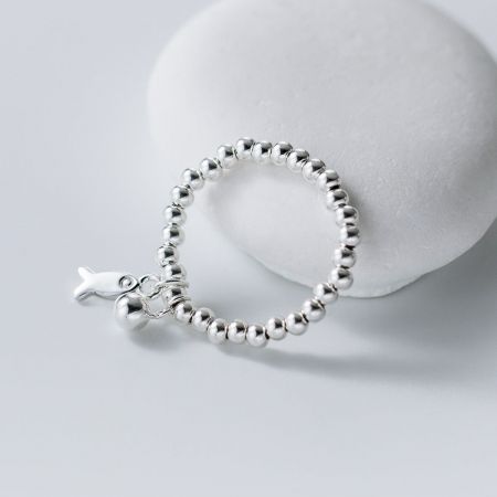 Anello minimalista in argento 925 con perline e charm a forma di pesce portafortuna pendente, perfetto per la vendita all'ingrosso.