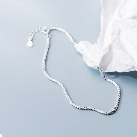 Primer plano del diseño de cadena de cuentas de plata del brazalete de gypsophila.