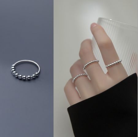 Bague anti-anxiété en argent sterling 925 - Une bague anti-anxiété en argent sterling 925 élégante avec des perles mobiles, montrée sur un doigt pour démontrer son utilisation.