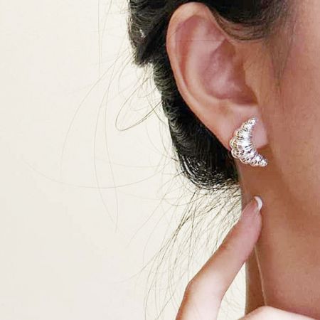 Prise de vue détaillée des boucles d'oreilles en croissant en argent 925.
