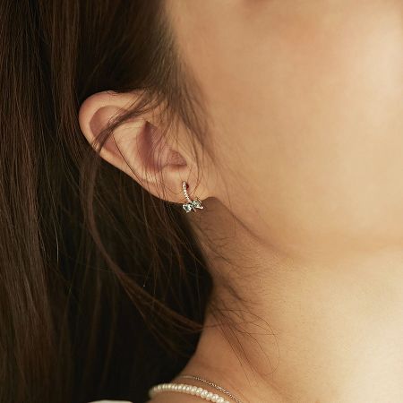 Örhängen i sterling silver med en klassisk dubbelsträngad pärlhalsband.