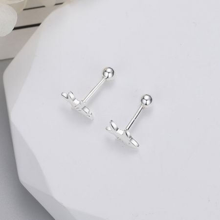 Un paio di eleganti orecchini a perno a forma di fiocco d'argento con chiusura a vite sicura, perfetti per un look classico.