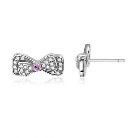 Gedetailleerd bovenaanzicht van de zilveren strikstud oorbellen, die de ingewikkelde zetting van de heldere en roze cubic zirconia stenen toont.