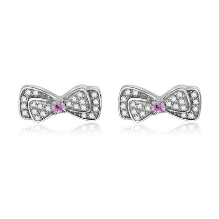 Mini Zilveren Strikstud Oorbellen - Een paar Mini Zilveren Strikstud Oorbellen in 925 sterling zilver, met een centrale roze cubic zirconia en heldere kristalaccenten, op een schone witte achtergrond.