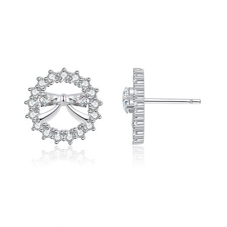 Vue latérale de la boucle d'oreille en argent en forme de nœud, mettant en valeur la fermeture à tige et le sertissage complexe des petites pierres.