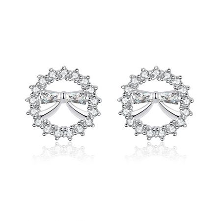 Boucles d'oreilles en forme de nœud mini rond. - Une paire de boucles d'oreilles en forme de nœud mini rond, avec un centre en argent entouré de zircon cubique blanc étincelant dans un motif floral, sur un fond blanc.