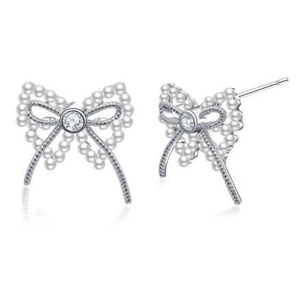 Vue de face et de dos des boucles d'oreilles percées en forme de nœud en ruban de perles, montrant la fermeture à tige et l'artisanat global.