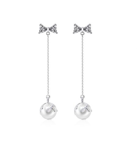Pendientes colgantes de cadena de cinta CZ - Un par de pendientes colgantes de cadena de cinta CZ (JRE-091) con studs en forma de lazo de plata y charms de perla colgantes, mostrando el acabado de latón chapado en rodio.
