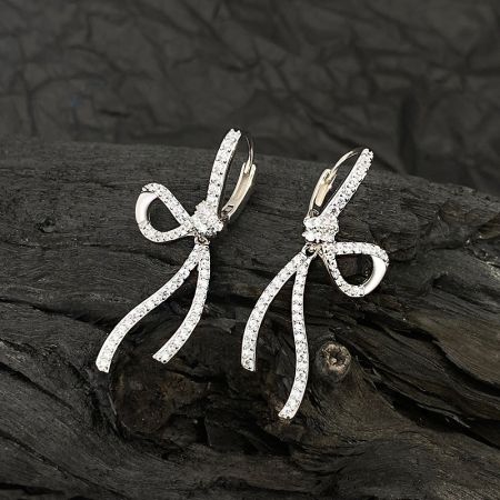 Orecchini a Fiocco Dolci in Argento Sterling 925 con CZ (5 Paia) - Un paio di orecchini a forma di fiocco dolce in argento sterling 925 con CZ, che mostrano il design intricato e le pietre bianche scintillanti su uno sfondo neutro.