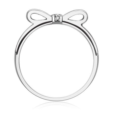 Scatto dettagliato dell'anello a nodo a fiocco in argento sterling, con focus sulla pietra centrale scintillante.