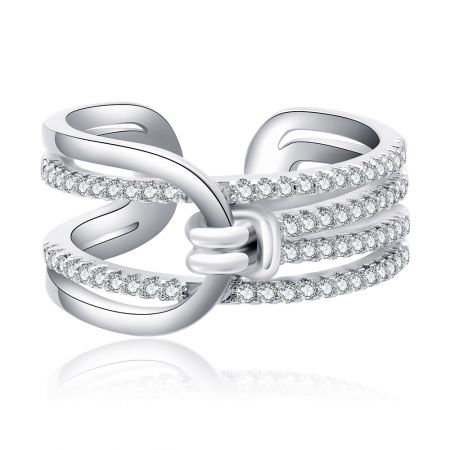 Anillo de Declaración con Nudo de Circonio Cúbico Chapado en Rodio - Primer plano de un anillo de declaración con nudo chapado en rodio con un diseño en forma de lazo, que presenta tres bandas paralelas y un nudo central adornado con piedras de circonio cúbico brillantes.