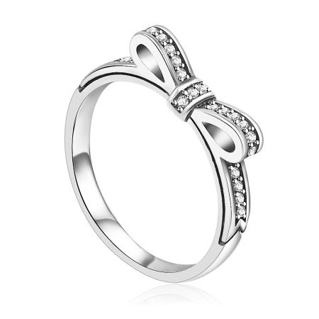 Vista laterale dell'anello a nodo a fiocco in argento S925, che mette in evidenza i cubic zirconia incastonati sulla fascia.