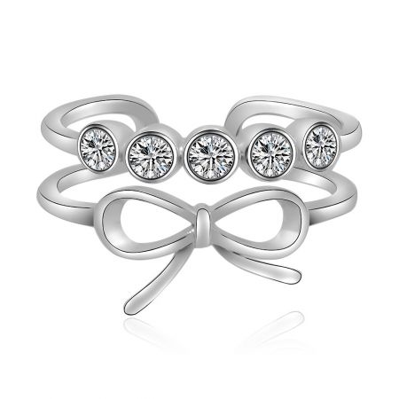 Zilveren Strikring - Een gedetailleerd uitzicht op de Zilveren Strikring, met de nadruk op de gepolijste rhodium-plated afwerking, delicate strikvorm en vijf schitterende cubic zirconia stenen.