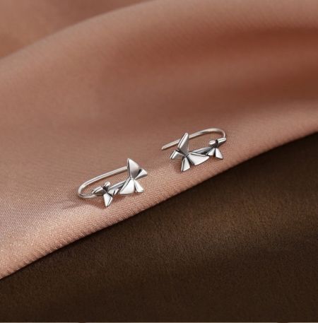 Orecchini a goccia con gancio a farfalla piccoli in argento sterling 925 - Un paio di orecchini a goccia con gancio a farfalla piccoli in argento sterling 925 con un delicato design a papillon, mostrati su uno sfondo bianco.