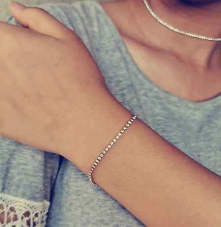 La pulsera de tenis de acero inoxidable mostrada en un elegante acabado chapado en plata.