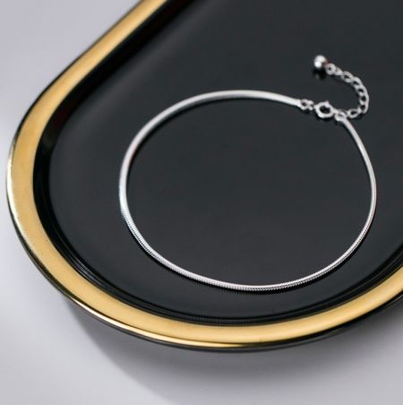 Primer plano de la pulsera de cadena de serpiente redonda de plata esterlina 925, destacando su intrincado diseño y cierre de langosta.