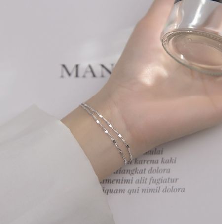 De sterling zilveren versie van de schakelketting armband, met de nadruk op de materiaalkwaliteit.