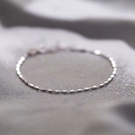 Vista en primer plano de la pulsera minimalista de plata esterlina 925, destacando su diseño de eslabones geométricos.