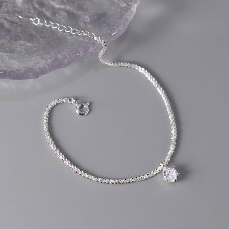Nahaufnahme des Armbands aus Sterlingsilber mit einem funkelnden klaren Zirkon-Mittelstück.