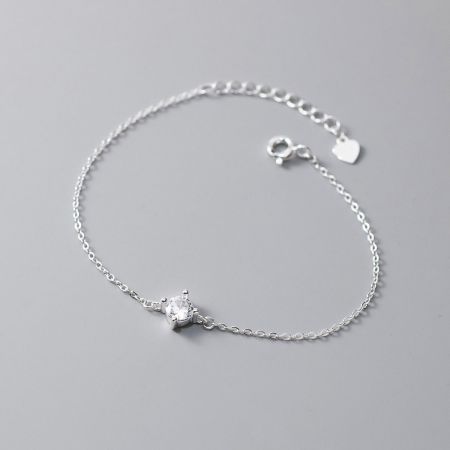Vista dettagliata del bracciale in argento sterling 925 con un singolo strass, evidenziando la chiusura e la pietra brillante.